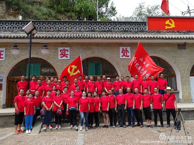 在梁家河村黨支部合影留念_副本.jpg