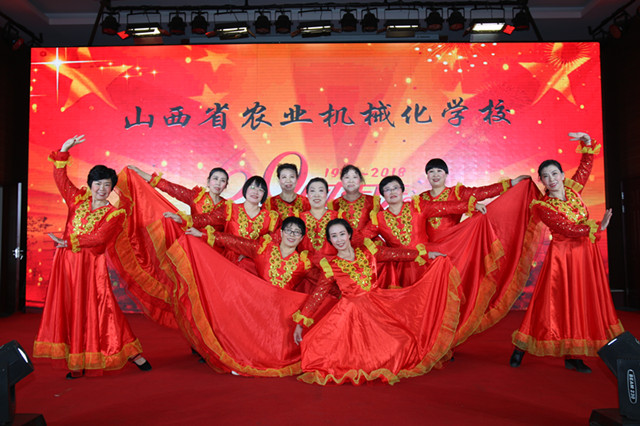 6.學校老職工向晚會獻舞_副本.jpg 6.學校老職工向晚會獻舞_副本.jpg