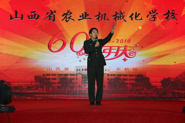 7.學校青年教師向晚會獻歌_副本.jpg 7.學校青年教師向晚會獻歌_副本.jpg