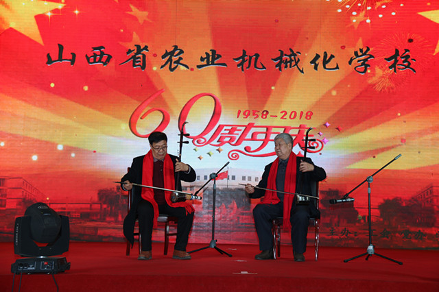 10.師生聯(lián)袂奏響頌歌_副本.jpg 10.師生聯(lián)袂奏響頌歌_副本.jpg