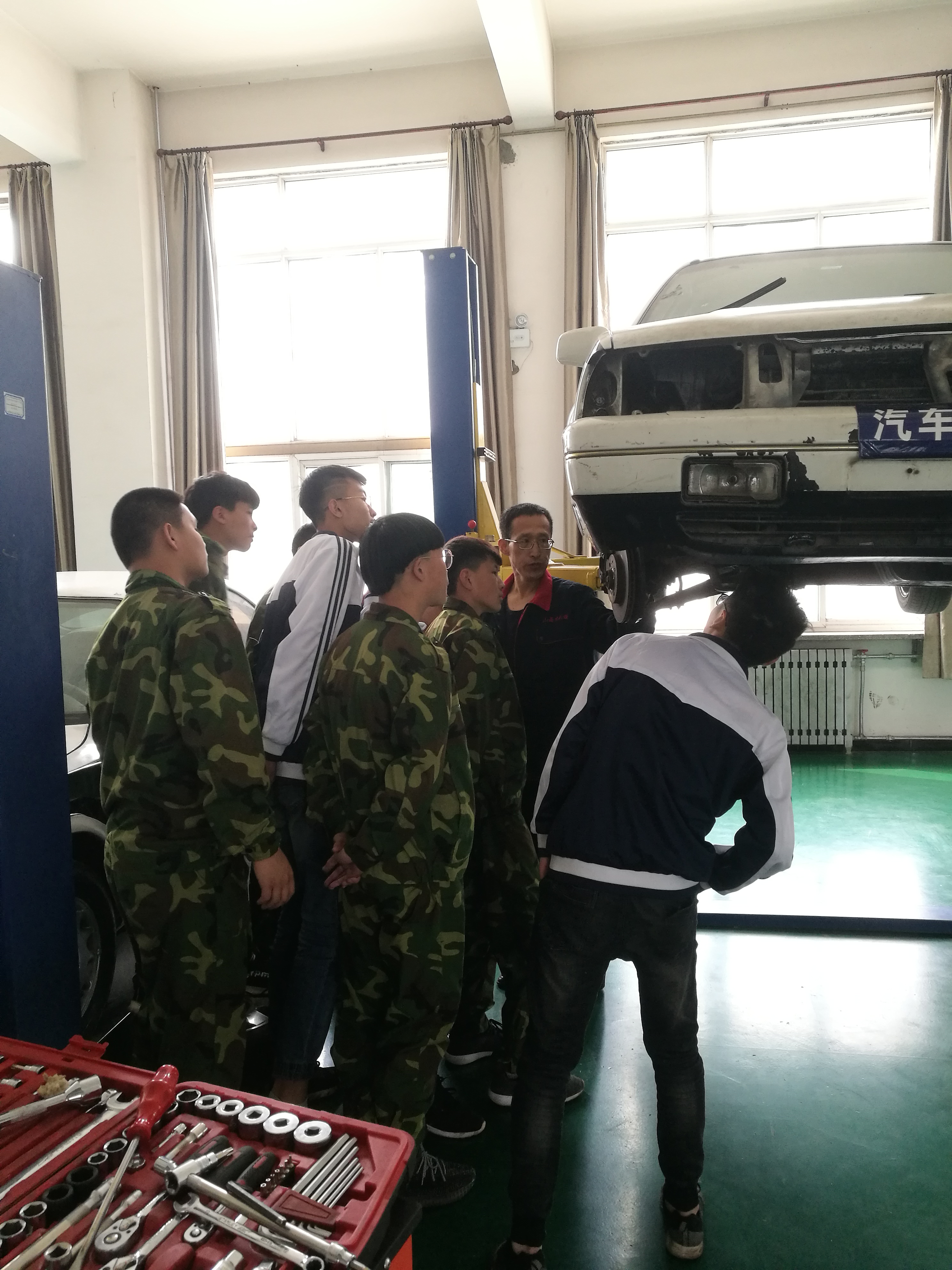 1.盤式制動器現(xiàn)場拆裝教學(xué).jpg 1.盤式制動器現(xiàn)場拆裝教學(xué).jpg