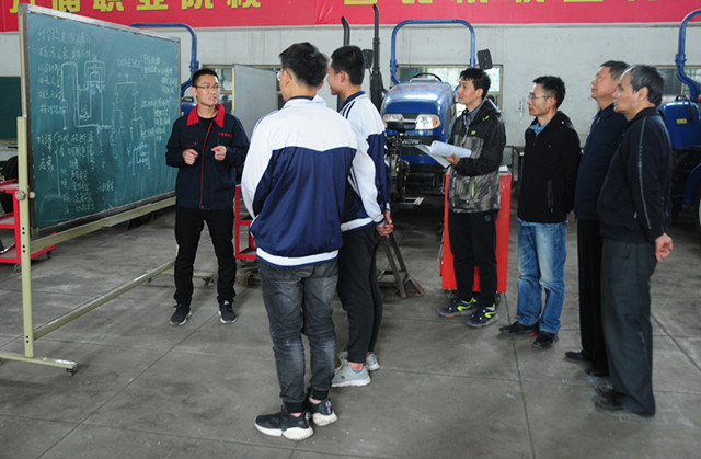 5.農(nóng)機系老師指導(dǎo)國賽選手_副本.jpg 5.農(nóng)機系老師指導(dǎo)國賽選手_副本.jpg