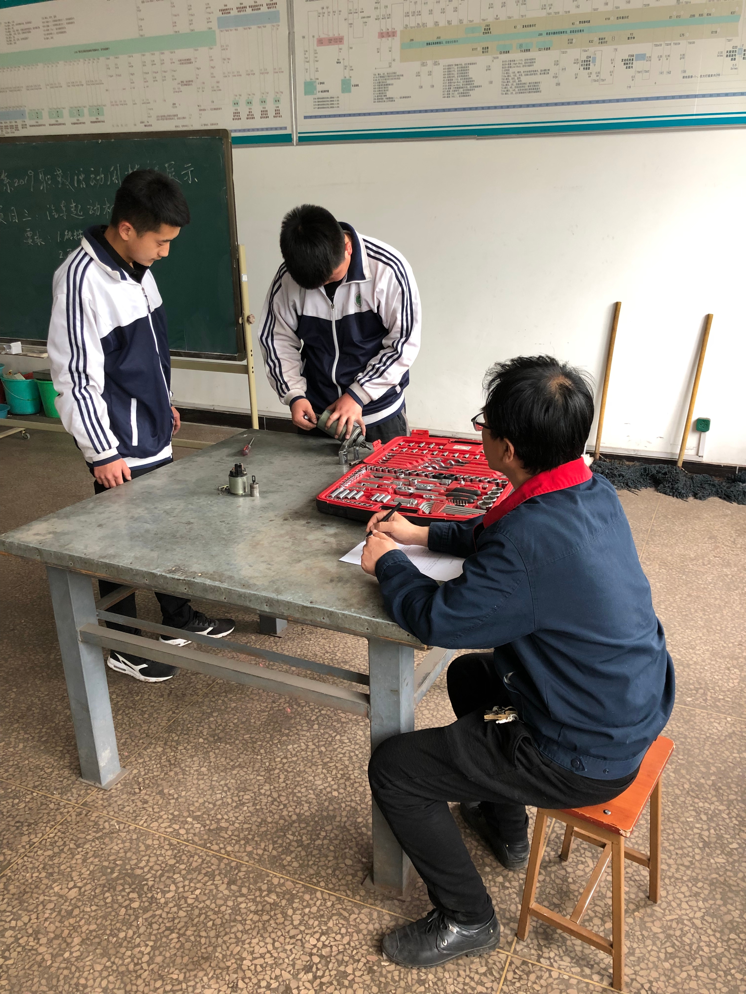 1.汽車系f進(jìn)行起動(dòng)機(jī)拆裝實(shí)訓(xùn).jpg 1.汽車系f進(jìn)行起動(dòng)機(jī)拆裝實(shí)訓(xùn).jpg