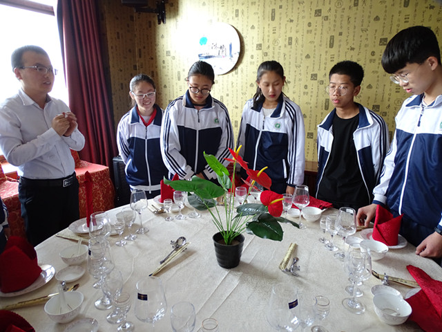 1.旅游系中餐擺臺(tái)展示_副本.jpg 1.旅游系中餐擺臺(tái)展示_副本.jpg