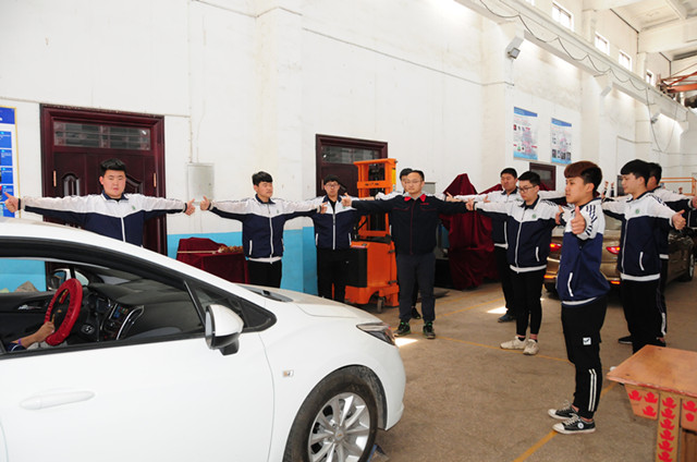 5.汽車系學(xué)生進(jìn)行燈光檢查_副本.jpg 5.汽車系學(xué)生進(jìn)行燈光檢查_副本.jpg