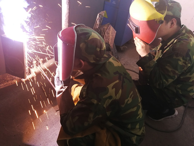 6.機(jī)械系學(xué)生焊接技能展示_副本.jpg 6.機(jī)械系學(xué)生焊接技能展示_副本.jpg