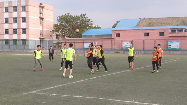 7.綠茵場(chǎng)上你追我趕_副本.jpg 7.綠茵場(chǎng)上你追我趕_副本.jpg