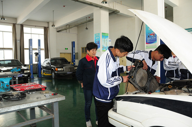 1.汽車系學生技能展示_副本.jpg 1.汽車系學生技能展示_副本.jpg