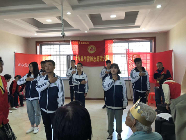 4.同學們表演”感恩的心“_副本.jpg 4.同學們表演”感恩的心“_副本.jpg