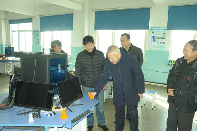 5.學(xué)生3D打印作品贏得了廳領(lǐng)導(dǎo)的青睞_副本.jpg 5.學(xué)生3D打印作品贏得了廳領(lǐng)導(dǎo)的青睞_副本.jpg