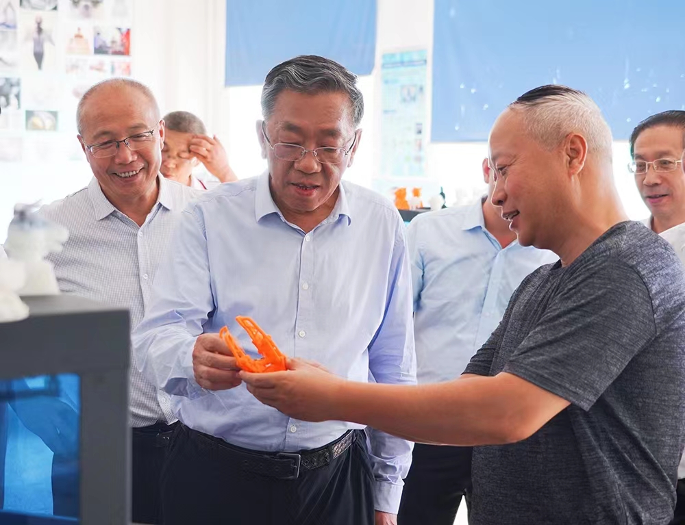 劉廳長(zhǎng)參觀機(jī)械系3D打印實(shí)訓(xùn)室.jpg 劉廳長(zhǎng)參觀機(jī)械系3D打印實(shí)訓(xùn)室.jpg