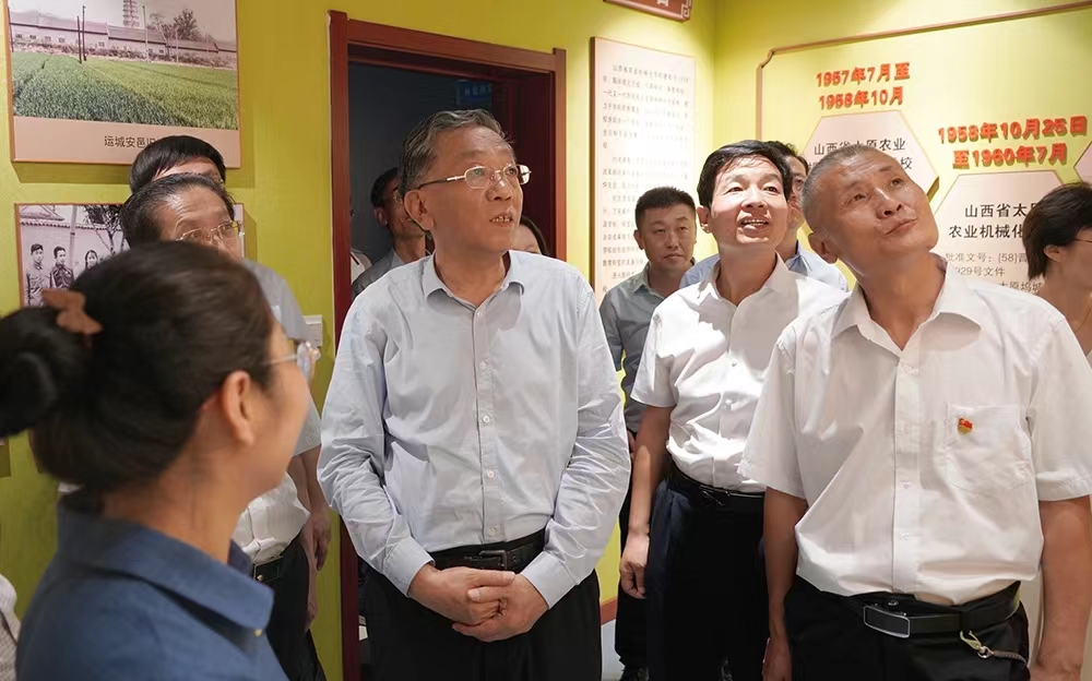 劉廳長參觀校史室.jpg 劉廳長參觀校史室.jpg