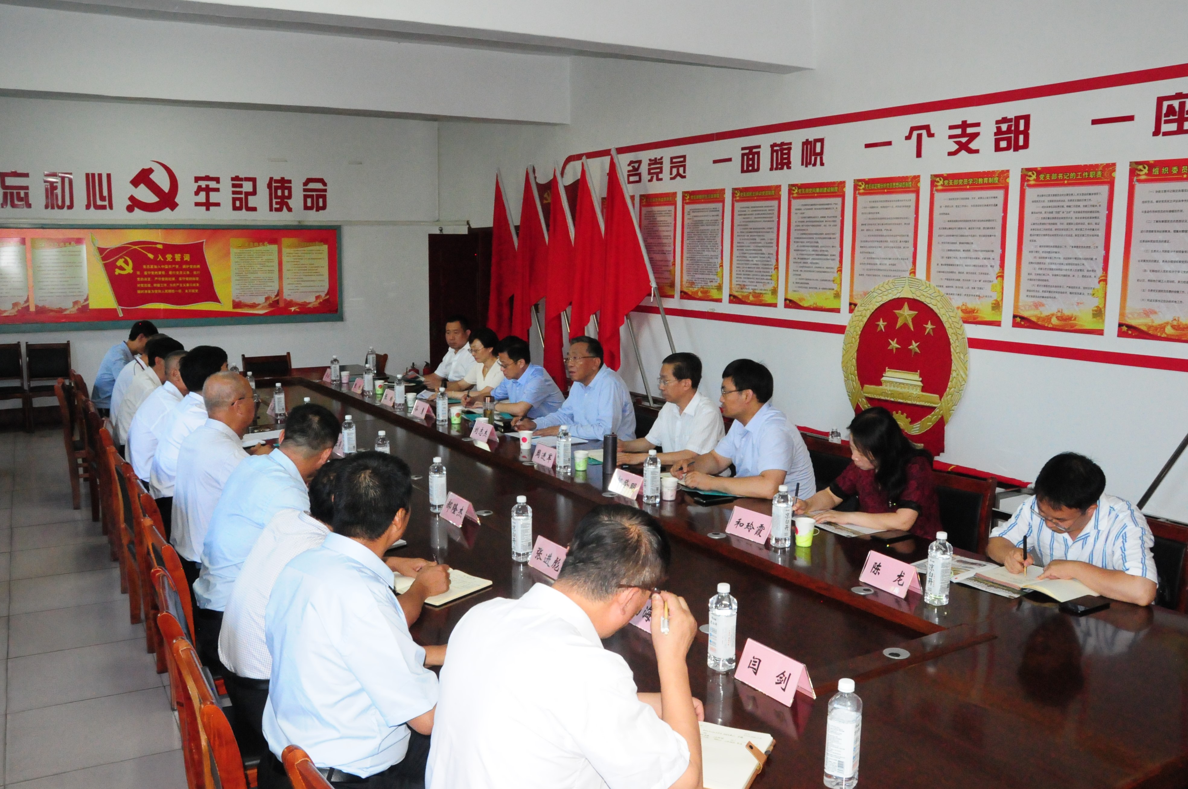 劉廳長在黨員活動室講話.jpg 劉廳長在黨員活動室講話.jpg